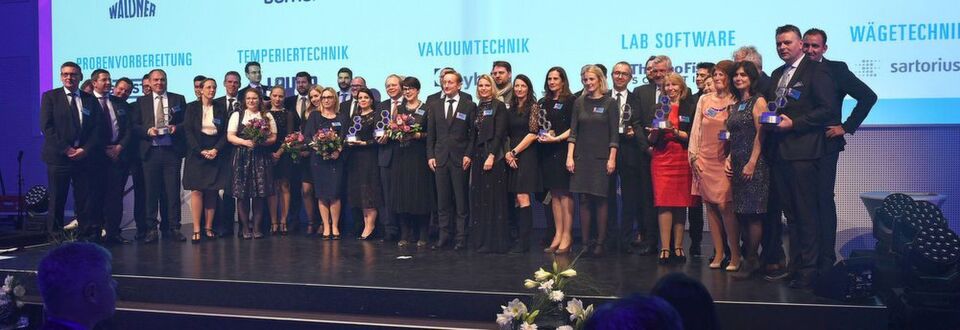 Die Gewinner der Meilenstein-Awards in Labor + Analytik 2017. Die Gewinner der Meilenstein-Awards in Labor + Analytik 2017.