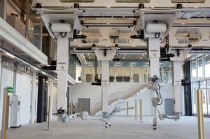 Das Robotic Fabrication Laboratory ist ein weltweit einzigartiges Robotik-Labor, in dem vier ABB-Roboter von einem deckenmontierten Güdel-Flächenportal hängen. Zusammen kommt die Installation auf 36 Systemachsen, mit deren Hilfe Objekte auf eine Genauigkeit von einem halben mm an jedem beliebigen Ort im 45 m × 17 m × 6 m großen Raum platziert werden können. Die Installation bietet die einzigartige Möglichkeit, zweistöckige Objekte im Maßstab 1:1 in einem Labor herstellen zu können. Das Robotic Fabrication Laboratory ist ein weltweit einzigartiges Robotik-Labor, in dem vier ABB-Roboter von einem deckenmontierten Güdel-Flächenportal hängen. Zusammen kommt die Installation auf 36 Systemachsen, mit deren Hilfe Objekte auf eine Genauigkeit von einem halben mm an jedem beliebigen Ort im 45 m × 17 m × 6 m großen Raum platziert werden können. Die Installation bietet die einzigartige Möglichkeit, zweistöckige Objekte im Maßstab 1:1 in einem Labor herstellen zu können.