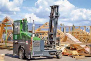 Bei Opitz Holzbau haben Vierwegestapler die zuvor genutzten Zweiwegegeräte ersetzt. Bei Opitz Holzbau haben Vierwegestapler die zuvor genutzten Zweiwegegeräte ersetzt.