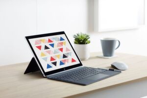 Beim HP ENvy x2 kann das leichte Tablet mit ARM-CPU von der Tastaturhülle getrennt werden. Die Verbindung ist magnetisch. Beim HP ENvy x2 kann das leichte Tablet mit ARM-CPU von der Tastaturhülle getrennt werden. Die Verbindung ist magnetisch.