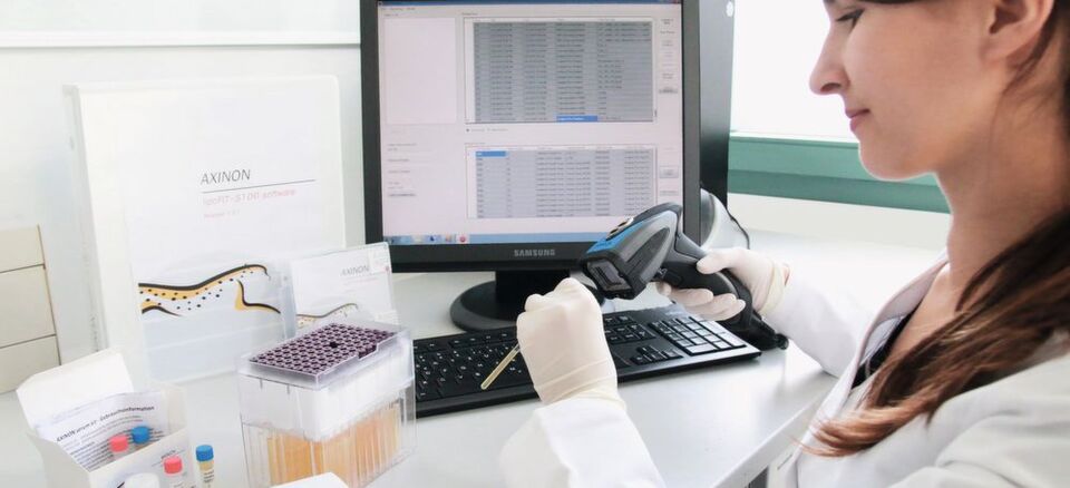 Abb. 1: Die bereits auf dem Markt verfügbaren Axinon-Testsysteme von Numares erlauben die Analyse von Metaboliten und Lipoproteinen auf Basis von Körperflüssigkeiten. Abb. 1: Die bereits auf dem Markt verfügbaren Axinon-Testsysteme von Numares erlauben die Analyse von Metaboliten und Lipoproteinen auf Basis von Körperflüssigkeiten.
