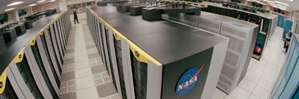 HPC beruht häufig auf Computer-Cluster; zu sehen ist hier eine Aufnahme des NASA Ames Research Center - Tom Trower aus dem Jahr 2004. Das Cluster bestand damals aus 20 SGI Altix-Systemen mit insgesamt 10.240 CPUs. HPC beruht häufig auf Computer-Cluster; zu sehen ist hier eine Aufnahme des NASA Ames Research Center - Tom Trower aus dem Jahr 2004. Das Cluster bestand damals aus 20 SGI Altix-Systemen mit insgesamt 10.240 CPUs.