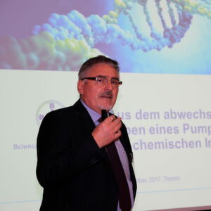 Krönender Abschluss des ersten Programmtages war der Vortrag von Manfred Thamm, Bayer Pharma, für den der „alte Hase“ stehenden Applaus erntete. Er berichtete aus seinem reichen Erfahrungsschatz als Pumpen-Experte. „Die Pumpe wird gerne als Halterung für Rohrleitungen zweckentfremdet“, war nur eine von vielen kernigen Aussagen, mit denen er die Zuhörer fesselte. Krönender Abschluss des ersten Programmtages war der Vortrag von Manfred Thamm, Bayer Pharma, für den der „alte Hase“ stehenden Applaus erntete. Er berichtete aus seinem reichen Erfahrungsschatz als Pumpen-Experte. „Die Pumpe wird gerne als Halterung für Rohrleitungen zweckentfremdet“, war nur eine von vielen kernigen Aussagen, mit denen er die Zuhörer fesselte.