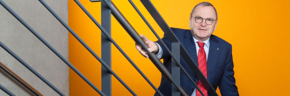 Andreas Barth, Managing Director EuroCentral von Dassault Systèmes: "Jeder Hersteller will möglichst viel auf seiner Plattform bündeln. Wir bauen unsere Plattform aus, aber sicherlich nicht soweit, dass wir dort betriebswirtschaftliche Daten hinzunehmen. Da niemand alles abbildet, werden die Unternehmen in Zukunft wohl mit mehreren Plattformen arbeiten, die miteinander kommunizieren." Andreas Barth, Managing Director EuroCentral von Dassault Systèmes: "Jeder Hersteller will möglichst viel auf seiner Plattform bündeln. Wir bauen unsere Plattform aus, aber sicherlich nicht soweit, dass wir dort betriebswirtschaftliche Daten hinzunehmen. Da niemand alles abbildet, werden die Unternehmen in Zukunft wohl mit mehreren Plattformen arbeiten, die miteinander kommunizieren."