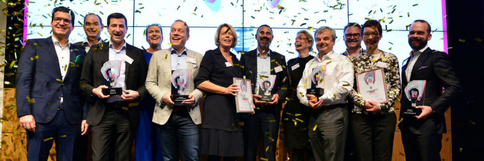 Die Preisträger des „Digital Transformer of the Year 2017“ zusammen mit den Initiatoren. Die Preisträger des „Digital Transformer of the Year 2017“ zusammen mit den Initiatoren.