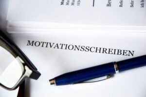 Bewerbungsschreiben sind kein Muss mehr bei der Bewerbung. Gründe sind die mangeldne Qualität und ein fehlender Mehrwert. Bewerbungsschreiben sind kein Muss mehr bei der Bewerbung. Gründe sind die mangeldne Qualität und ein fehlender Mehrwert.