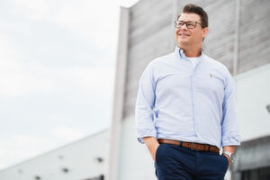 „Ich bin seit 16 Jahren in der Branche tätig und weiß, dass Unternehmen ohne Speditionskaufmann im Team mit der Masse an Angeboten und der richtigen Beauftragung überfordert sind“, sagt Firmengünder Alexander Berthele. Diese Aufgabe soll die neue Plattform CNNCT digitalisieren. „Ich bin seit 16 Jahren in der Branche tätig und weiß, dass Unternehmen ohne Speditionskaufmann im Team mit der Masse an Angeboten und der richtigen Beauftragung überfordert sind“, sagt Firmengünder Alexander Berthele. Diese Aufgabe soll die neue Plattform CNNCT digitalisieren.