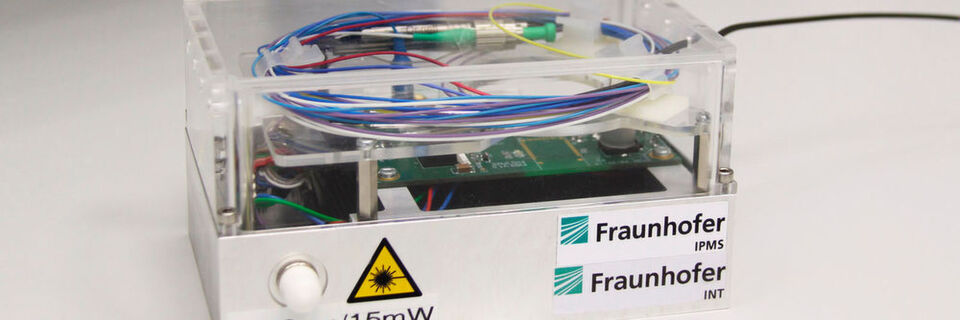 Der Demonstrator einer smarten Alarmanlage: Einbruchschutz besteht aus einem Bragg-Gitter, einer Glasfaserzuleitung, einer Schnittstelle zur Alarmanlage und einer Auswerteelektronik, die das optische Messgerät enthält. Der Demonstrator einer smarten Alarmanlage: Einbruchschutz besteht aus einem Bragg-Gitter, einer Glasfaserzuleitung, einer Schnittstelle zur Alarmanlage und einer Auswerteelektronik, die das optische Messgerät enthält.