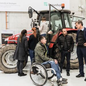 Zurück in den Alltag: Damit Querschnittsgelähmte wieder die Möglichkeit haben, einen Traktor zu fahren, wollen Studenten gemeinsam mit dem Fraunhofer IPA eine Hebehilfe entwickeln. V.l.n.r.: André Beez, Landmaschinentechniker und Inhaber von Schlemmi’s, Manuel Schnappauf und IPA-Abteilungsleiter Dr. Urs Schneider. Im Hintergrund vermessen Medizintechnik-Studierende den Traktor für die Hebehilfe. Zurück in den Alltag: Damit Querschnittsgelähmte wieder die Möglichkeit haben, einen Traktor zu fahren, wollen Studenten gemeinsam mit dem Fraunhofer IPA eine Hebehilfe entwickeln. V.l.n.r.: André Beez, Landmaschinentechniker und Inhaber von Schlemmi’s, Manuel Schnappauf und IPA-Abteilungsleiter Dr. Urs Schneider. Im Hintergrund vermessen Medizintechnik-Studierende den Traktor für die Hebehilfe.