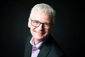 Stefan Häseli regt als ehemaliger Kabarettist und gefragter Infotainer täglich dazu an, wirkungsvolle Kommunikation mit Spaß zu erleben. Der 5-Sterne-Redner ist Autor zahlreicher Bücher und bekannt als Ratgeber in Radio- und TV-Sendungen. Für die Medien analysiert er regelmäßig aktuelle Ereignisse als ‚kommunikativer Beobachter’. Stefan Häseli regt als ehemaliger Kabarettist und gefragter Infotainer täglich dazu an, wirkungsvolle Kommunikation mit Spaß zu erleben. Der 5-Sterne-Redner ist Autor zahlreicher Bücher und bekannt als Ratgeber in Radio- und TV-Sendungen. Für die Medien analysiert er regelmäßig aktuelle Ereignisse als ‚kommunikativer Beobachter’.