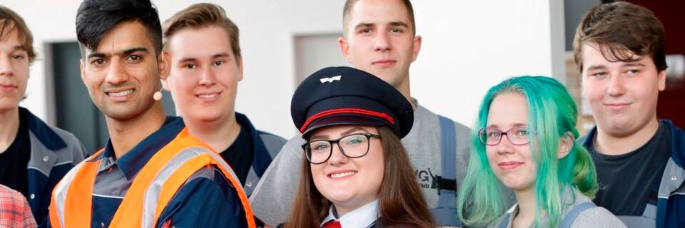 Mitarbeiterinnen und Mitarbeiter als wesentlichen Faktor fürs Gelingen der Unternehmensstrategie herausstellen – das gelingt DB Schenker in einem knapp vierminütigen Videoclip hervorragend. Mitarbeiterinnen und Mitarbeiter als wesentlichen Faktor fürs Gelingen der Unternehmensstrategie herausstellen – das gelingt DB Schenker in einem knapp vierminütigen Videoclip hervorragend.