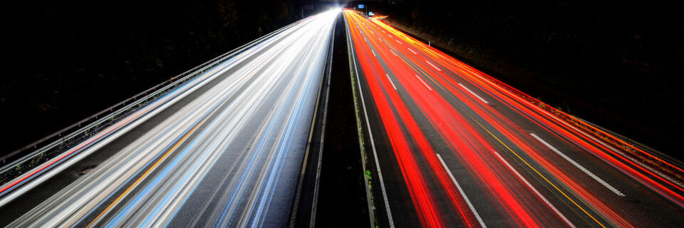 Security by Design wird bei der Entwicklung vernetzter und autonomer Fahrzeuge in den nächsten Jahren immer wichtiger. Automobilhersteller müssen künftig Security-Spezialisten schon während der Planung neuer Fahrzeuge mit an Bord holen. Security by Design wird bei der Entwicklung vernetzter und autonomer Fahrzeuge in den nächsten Jahren immer wichtiger. Automobilhersteller müssen künftig Security-Spezialisten schon während der Planung neuer Fahrzeuge mit an Bord holen.
