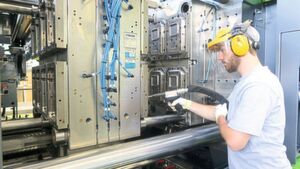 Sänti cleans its injection mould in order to free it from adhering residues after the injection. Sänti cleans its injection mould in order to free it from adhering residues after the injection.