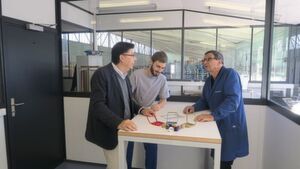 From right to left: Peter Schneider (Head of Production at Säntis), Dominik Gartler (Maintenance at Säntis) and José Fernandez (Asco Application Technician/Sales Dry Ice Application). From right to left: Peter Schneider (Head of Production at Säntis), Dominik Gartler (Maintenance at Säntis) and José Fernandez (Asco Application Technician/Sales Dry Ice Application).