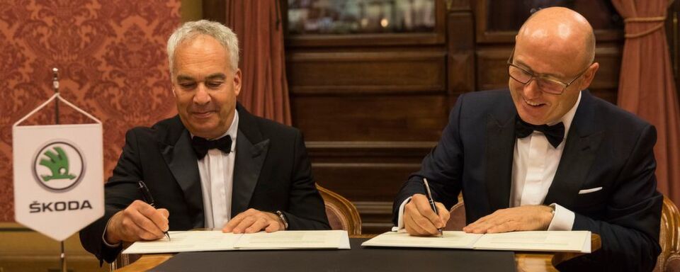 Škoda-Vorstandsvorsitzender Bernhard Maier und Champion Motors-Vertreter Erez Vigodman unterzeichnen die Absichtserklärung im Rudolfinum in der Prager Altstadt. Škoda-Vorstandsvorsitzender Bernhard Maier und Champion Motors-Vertreter Erez Vigodman unterzeichnen die Absichtserklärung im Rudolfinum in der Prager Altstadt.