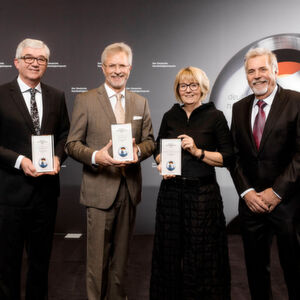 Die drei nachhaltigsten Kleinunternehmen 2017 vertreten durch: Werner Landhäußer, geschäftsführender Gesellschafter Mader GmbH & Co. KG, Theo Besgen, Geschäftsführer der BeoPlast Besgen GmbH; Kerstin Stromberg und Jürgen Hack, geschäftsführende Gesellschafterin und Gesellschafter der Sodasan Wasch- und Reinigungsmittel GmbH Die drei nachhaltigsten Kleinunternehmen 2017 vertreten durch: Werner Landhäußer, geschäftsführender Gesellschafter Mader GmbH & Co. KG, Theo Besgen, Geschäftsführer der BeoPlast Besgen GmbH; Kerstin Stromberg und Jürgen Hack, geschäftsführende Gesellschafterin und Gesellschafter der Sodasan Wasch- und Reinigungsmittel GmbH