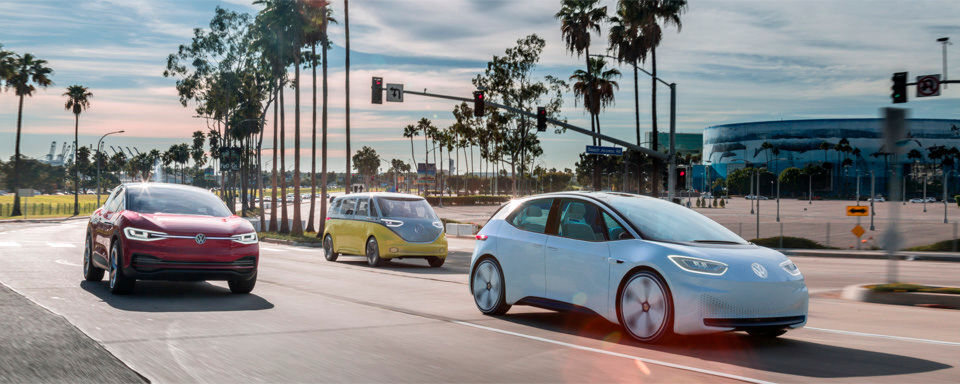 Seit gut einem Jahr tingelt Volkswagens I.D.-Familie über diverse Automessen – jetzt kamen die bislang drei Modelle zur ersten gemeinsamen Ausfahrt zusammen. Seit gut einem Jahr tingelt Volkswagens I.D.-Familie über diverse Automessen – jetzt kamen die bislang drei Modelle zur ersten gemeinsamen Ausfahrt zusammen.