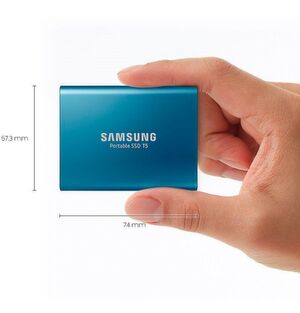 Die Samsung Portable SSD T5 ist mit ihrer kompakten Form ideal als sicherer Speicher für zu Hause und unterwegs geeignet. Die Samsung Portable SSD T5 ist mit ihrer kompakten Form ideal als sicherer Speicher für zu Hause und unterwegs geeignet.