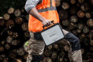 Ein stabiler Handgriff zum Ausklappen sorgt beim Toughbook für den sicheren Transport in Flur und Forst. Ein stabiler Handgriff zum Ausklappen sorgt beim Toughbook für den sicheren Transport in Flur und Forst.