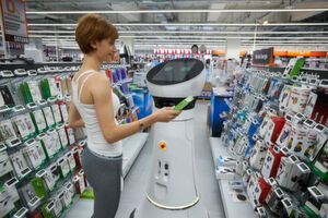 Der Care-O-bot ist speziell für die Interaktion mit und die Unterstützung von Menschen in Alltagsumgebungen geeignet und kann aufgrund seiner Modularität einfach an unterschiedliche Aufgaben angepasst werden. So begrüßt er als „Paul“ bei einem Elektronik-Einzelhändler die Kunden und führt sie durch das Geschäft. Der Care-O-bot ist speziell für die Interaktion mit und die Unterstützung von Menschen in Alltagsumgebungen geeignet und kann aufgrund seiner Modularität einfach an unterschiedliche Aufgaben angepasst werden. So begrüßt er als „Paul“ bei einem Elektronik-Einzelhändler die Kunden und führt sie durch das Geschäft.