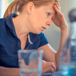 Wie sollten Chefs mit psychisch angeschlagenen Mitarbeitern umgehen? Eine heikle Angelegenheit. Wie sollten Chefs mit psychisch angeschlagenen Mitarbeitern umgehen? Eine heikle Angelegenheit.