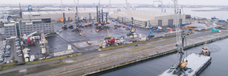 Der erste Liebherr-Hafenmobilkran für den Rostocker Überseehafen verlässt die Kaikante des Liebherr-Werks in Rostock. Der erste Liebherr-Hafenmobilkran für den Rostocker Überseehafen verlässt die Kaikante des Liebherr-Werks in Rostock.