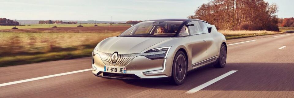 Im Renault Symbioz Demofahrzeug steckt fast alles, was die Zukunft des Automobils an neuen Technologien bereithält: elektrischer Antrieb, Verbindung mit dem persönlichen digitalen Ökosystem des Nutzers, modernstes Entertainment inklusive Virtual Reality und ein Interieur, das sich an die jeweilige Fahrsituation anpasst. Im Renault Symbioz Demofahrzeug steckt fast alles, was die Zukunft des Automobils an neuen Technologien bereithält: elektrischer Antrieb, Verbindung mit dem persönlichen digitalen Ökosystem des Nutzers, modernstes Entertainment inklusive Virtual Reality und ein Interieur, das sich an die jeweilige Fahrsituation anpasst.