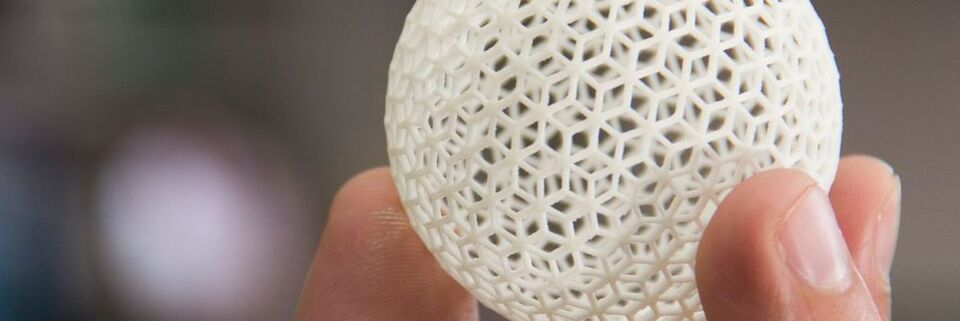Mit 3D-Druck lassen sich komplexe und schwierige Geometrien realisieren, wie etwa dieser Ball. Mit 3D-Druck lassen sich komplexe und schwierige Geometrien realisieren, wie etwa dieser Ball.