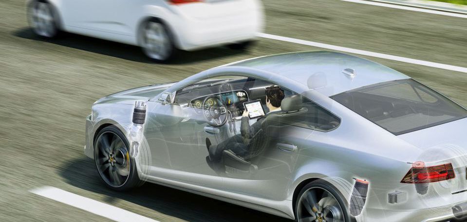 Beim automatisierten Fahren werden in einem zentralen Steuergerät, der Assisted & Automated Driving Control Unit, die Daten der Umfeldsensoren wie Kamera, Radar und LiDAR ausgewertet. Beim automatisierten Fahren werden in einem zentralen Steuergerät, der Assisted & Automated Driving Control Unit, die Daten der Umfeldsensoren wie Kamera, Radar und LiDAR ausgewertet.