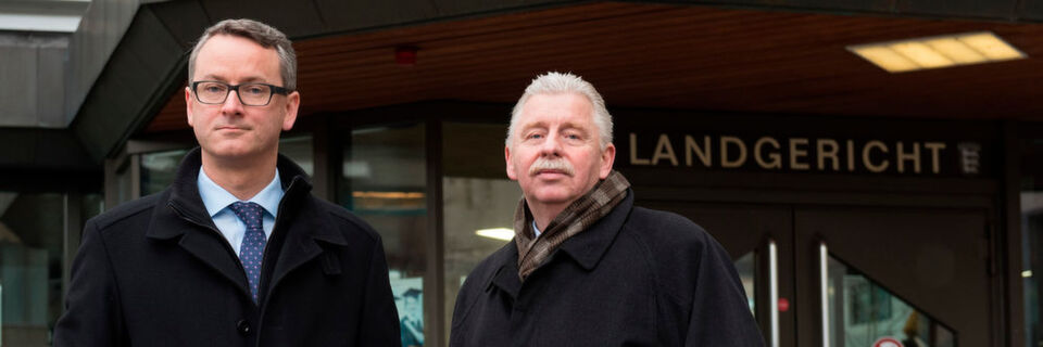 Jochen Eschborn (r.), Vorsitzender der Elvis AG und Dr. Moritz Lorenz, prozessbegleitender Anwalt, haben kurz vor Weihnachten eine 176-Mio-Euro-Klage gegen Daimler eingereicht. Jochen Eschborn (r.), Vorsitzender der Elvis AG und Dr. Moritz Lorenz, prozessbegleitender Anwalt, haben kurz vor Weihnachten eine 176-Mio-Euro-Klage gegen Daimler eingereicht.