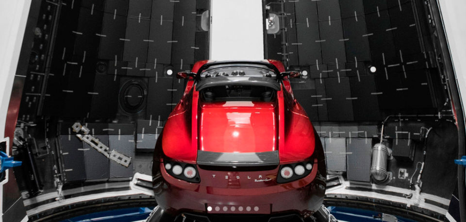 Bereit für die Reise zum Mars: der kirschrote Tesla Roadster des Space-X- und Tesla-Chefs Elon Musk. Bereit für die Reise zum Mars: der kirschrote Tesla Roadster des Space-X- und Tesla-Chefs Elon Musk.