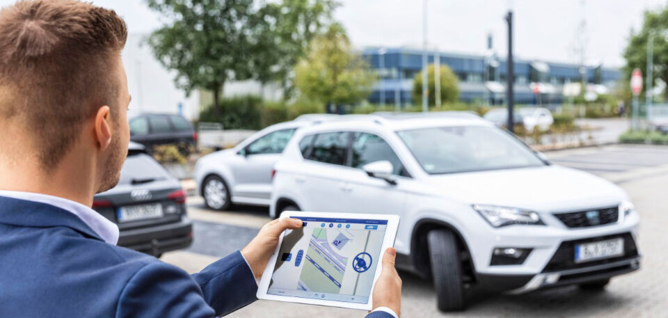 Anhand eines Einparkmanövers zeigt IAV, wie der Fahrer nach dem Verlassen des Fahrzeugs dieses per „Remote Control“ über ein Tablet sicher in eine Parklücke steuern kann. Anhand eines Einparkmanövers zeigt IAV, wie der Fahrer nach dem Verlassen des Fahrzeugs dieses per „Remote Control“ über ein Tablet sicher in eine Parklücke steuern kann.