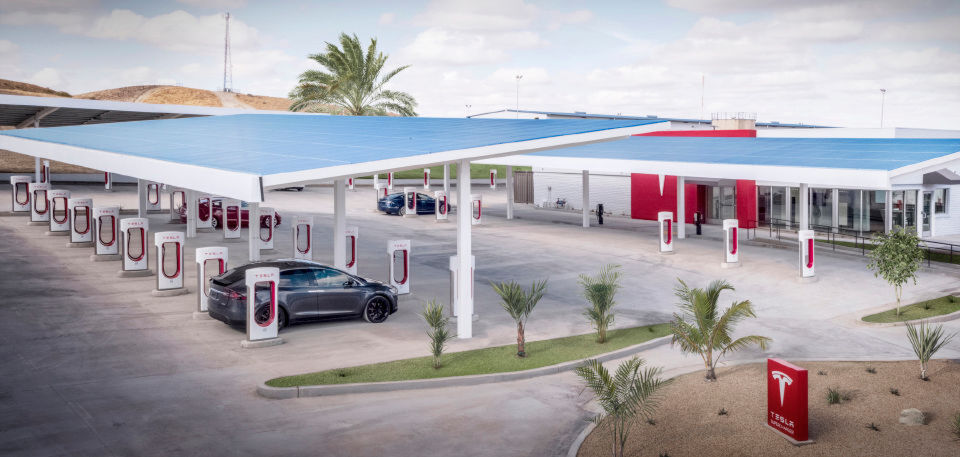 Hier wird Gleichstrom getankt: Die Ladestationen Tesla Supercharger liefern eine Gleichspannung von 480 V und laden mit einer Spitzenleistung von 145 kW. Hier wird Gleichstrom getankt: Die Ladestationen Tesla Supercharger liefern eine Gleichspannung von 480 V und laden mit einer Spitzenleistung von 145 kW.