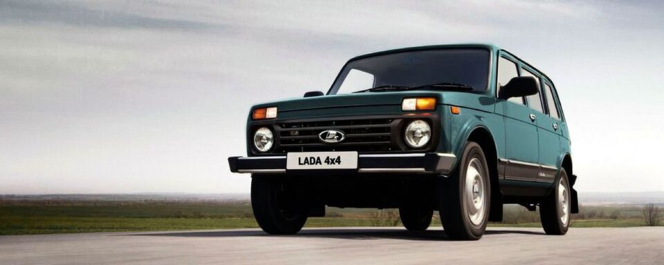 Mit modernen Telematik- und Infotainment-Systemen kann der Lada 4×4 auch in der Langversion nicht aufwarten; dem Fahrer sei empfohlen, sich diesbezüglich auf sein Smartphone zu verlassen. Mit modernen Telematik- und Infotainment-Systemen kann der Lada 4×4 auch in der Langversion nicht aufwarten; dem Fahrer sei empfohlen, sich diesbezüglich auf sein Smartphone zu verlassen.