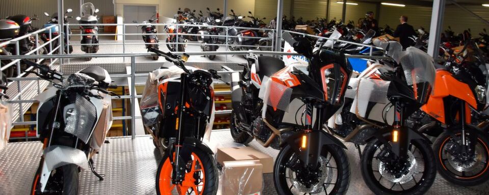 Wie vom Industrieverband Motorrad erwartet, sind die Neuzulassungen 2017 wegen der Euro-4-Einführung um ca. ein Fünftel eingebrochen. Wie üblich warten einige Marken (wie z.B. BMW) und einzelne Handelsunternehmen (wie im Bild StuteHengst in Köln) mit Sonderkonjunkturen auf. Wie vom Industrieverband Motorrad erwartet, sind die Neuzulassungen 2017 wegen der Euro-4-Einführung um ca. ein Fünftel eingebrochen. Wie üblich warten einige Marken (wie z.B. BMW) und einzelne Handelsunternehmen (wie im Bild StuteHengst in Köln) mit Sonderkonjunkturen auf.