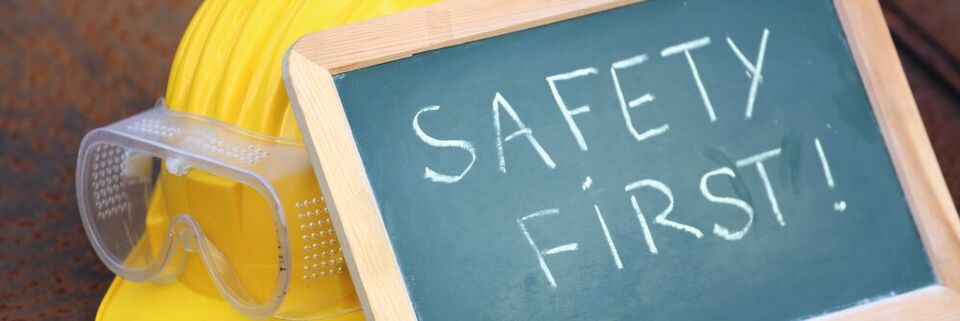 Safety First ist leichter gesagt als getan. Vor allem, weil die Entwicklung von Sicherheitssystemen im Umfeld der vernetzten Fabrik noch weiter an Komplexität zunehmen wird. Safety First ist leichter gesagt als getan. Vor allem, weil die Entwicklung von Sicherheitssystemen im Umfeld der vernetzten Fabrik noch weiter an Komplexität zunehmen wird.