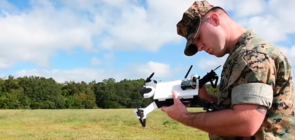 Lance Cpl. Nicholas Hettinga bereitet sich darauf vor, während eines Testfluges in Camp Lejeune eine unbemannte Drohne aus dem 3D-Drucker zu steuern. Lance Cpl. Nicholas Hettinga bereitet sich darauf vor, während eines Testfluges in Camp Lejeune eine unbemannte Drohne aus dem 3D-Drucker zu steuern.