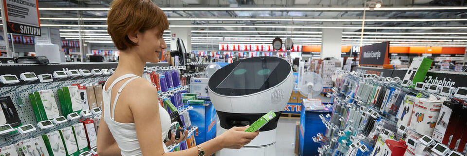 Der Care-O-bot begrüßt als „Paul“ beim Elektronik-Einzelhändler „Saturn“ die Kunden und führt sie durch das Geschäft. Der Care-O-bot begrüßt als „Paul“ beim Elektronik-Einzelhändler „Saturn“ die Kunden und führt sie durch das Geschäft.