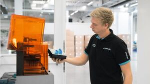 Process engineer Christian Joebstl runs three Form 2 SLA 3D printers in Pankl’s production facility. Process engineer Christian Joebstl runs three Form 2 SLA 3D printers in Pankl’s production facility.