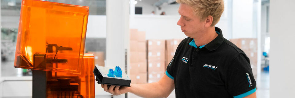 Process engineer Christian Joebstl runs three Form 2 SLA 3D printers in Pankl’s production facility. Process engineer Christian Joebstl runs three Form 2 SLA 3D printers in Pankl’s production facility.