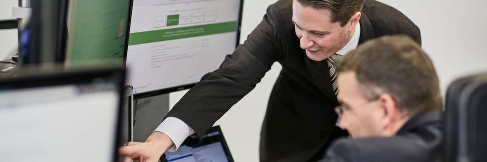 Dr. Christian Polster, Chefstratege und CFO, im Security Operations Center der RadarServices Cybersecurity World, Wien. Dr. Christian Polster, Chefstratege und CFO, im Security Operations Center der RadarServices Cybersecurity World, Wien.