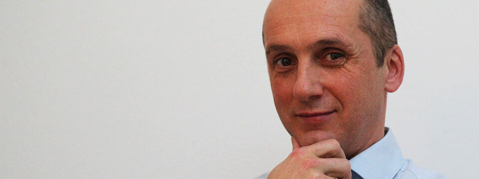 Bernhard Huter, CEO des Münchner Rechenzentrumsbetreibers EMC HostCo, will Energie sparen. Eine der wirkungsvollsten Maßnahmen war bisher ein Umbau in der Cooling-Technik. Bernhard Huter, CEO des Münchner Rechenzentrumsbetreibers EMC HostCo, will Energie sparen. Eine der wirkungsvollsten Maßnahmen war bisher ein Umbau in der Cooling-Technik.