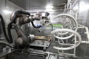 Die Umgebung, in der der Kuka-Roboter seine Tätigkeit ausführt, ist für Industrieroboter normalerweise nicht geeignet, denn der Roboter ist großen Wassermengen ausgesetzt, denen zu 3% noch alkalische Reiniger beigesetzt sind. Daneben herrschen in der Wasch-zelle Temperaturen von 60°C , was zu erheblichem Wasserdampf führt. Damit der Roboter durch die äußeren Einflüsse nicht zu Schaden kommt, wurden besondere Schutzvorrichtungen getroffen. Die Umgebung, in der der Kuka-Roboter seine Tätigkeit ausführt, ist für Industrieroboter normalerweise nicht geeignet, denn der Roboter ist großen Wassermengen ausgesetzt, denen zu 3% noch alkalische Reiniger beigesetzt sind. Daneben herrschen in der Wasch-zelle Temperaturen von 60°C , was zu erheblichem Wasserdampf führt. Damit der Roboter durch die äußeren Einflüsse nicht zu Schaden kommt, wurden besondere Schutzvorrichtungen getroffen.
