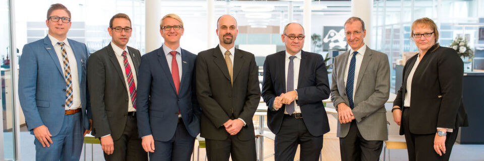 Sie besiegeln das Joint Venture (v. l. nach r.): Dr. Christian Müller als Rechtsanwalt von Aesculap AG, Prof. Dr. Boris Hofmann (Senior Vice President B. Braun Innovation Hub and Digital Innovation, Aesculap AG), Aesculap-Vorstandsmitglied Dr. Jens von Lackum, Brandon Loudermilk, Christoph Miethke (Geschäftsführer Christoph Miethke GmbH & Co), der Aesculap-Vorsantsvorsitzende Dr. Joachim Schulz sowie die Notarin Astrid Harant-Strecker. Sie besiegeln das Joint Venture (v. l. nach r.): Dr. Christian Müller als Rechtsanwalt von Aesculap AG, Prof. Dr. Boris Hofmann (Senior Vice President B. Braun Innovation Hub and Digital Innovation, Aesculap AG), Aesculap-Vorstandsmitglied Dr. Jens von Lackum, Brandon Loudermilk, Christoph Miethke (Geschäftsführer Christoph Miethke GmbH & Co), der Aesculap-Vorsantsvorsitzende Dr. Joachim Schulz sowie die Notarin Astrid Harant-Strecker.