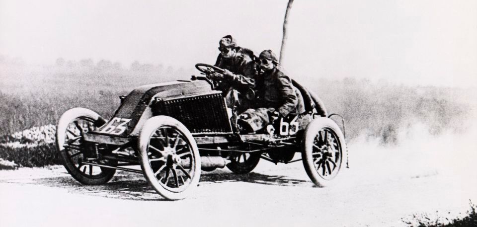 Marc Renault beim Rennen Paris-Madrid im Jahr 1903. Marc Renault beim Rennen Paris-Madrid im Jahr 1903.