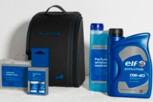 Käufer eines neuen Alpine A110 erhalten ein „Road-Ready“-Kit, mit einer Dose „Elf Evolution 0W-40 Alpine“ sowie verschiedenen Autopflegeprodukten. Käufer eines neuen Alpine A110 erhalten ein „Road-Ready“-Kit, mit einer Dose „Elf Evolution 0W-40 Alpine“ sowie verschiedenen Autopflegeprodukten.