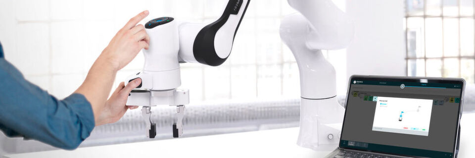 Panda ist gelehrig. Vormachen genügt – schon greift der Arm selbst zu. Der neue Leichtbau-Roboter ahmt Bewegungen nach, merkt sich Abläufe – und reagiert sensibel auf Berührung. Panda ist gelehrig. Vormachen genügt – schon greift der Arm selbst zu. Der neue Leichtbau-Roboter ahmt Bewegungen nach, merkt sich Abläufe – und reagiert sensibel auf Berührung.
