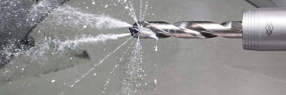 Sonderwerkzeug von Mapal zur Fertigung von Bohrkronen für die Bergbauindustrie. Der Einsatz von Dualcys von Henkel erübrigt den sonst erforderlichen Einsatz von Lösemitteln zum Entfetten und anschließenden Verkleben der Bauteile Sonderwerkzeug von Mapal zur Fertigung von Bohrkronen für die Bergbauindustrie. Der Einsatz von Dualcys von Henkel erübrigt den sonst erforderlichen Einsatz von Lösemitteln zum Entfetten und anschließenden Verkleben der Bauteile
