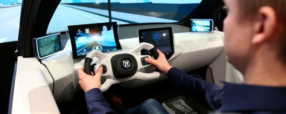 Der Fahrer sieht laut ZF sein Fahrzeug auf dem „Head Up Display Instrument Cluster“ – einem zentral angebrachten Monitor – aus der Vogelperspektive. Der Fahrer sieht laut ZF sein Fahrzeug auf dem „Head Up Display Instrument Cluster“ – einem zentral angebrachten Monitor – aus der Vogelperspektive.