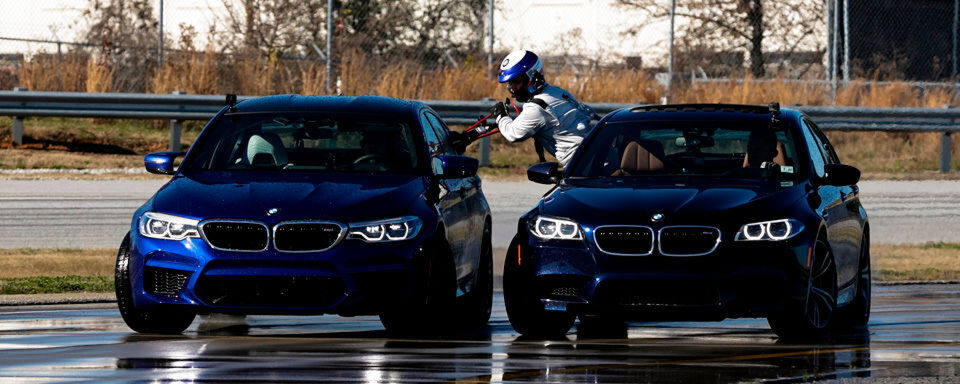 Zwei neue Guiness-Weltrekorde hat BMW eingefahren, pardon, eingedriftet. 374,2 Kilometer in acht Stunden mit einem M5 und 79,3 Kilometer mit zwei M5 stehen seit dem 11. Dezember im Guiness-Buch der Rekorde. Zwei neue Guiness-Weltrekorde hat BMW eingefahren, pardon, eingedriftet. 374,2 Kilometer in acht Stunden mit einem M5 und 79,3 Kilometer mit zwei M5 stehen seit dem 11. Dezember im Guiness-Buch der Rekorde.